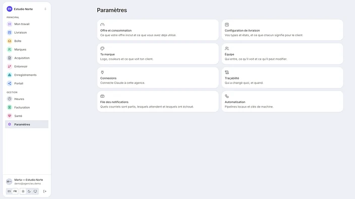 Ajustes del CRM para agencias: la barra lateral con sus doce módulos y las tarjetas de configuración, entre ellas «Conexiones — conecta Claude a esta agencia».
